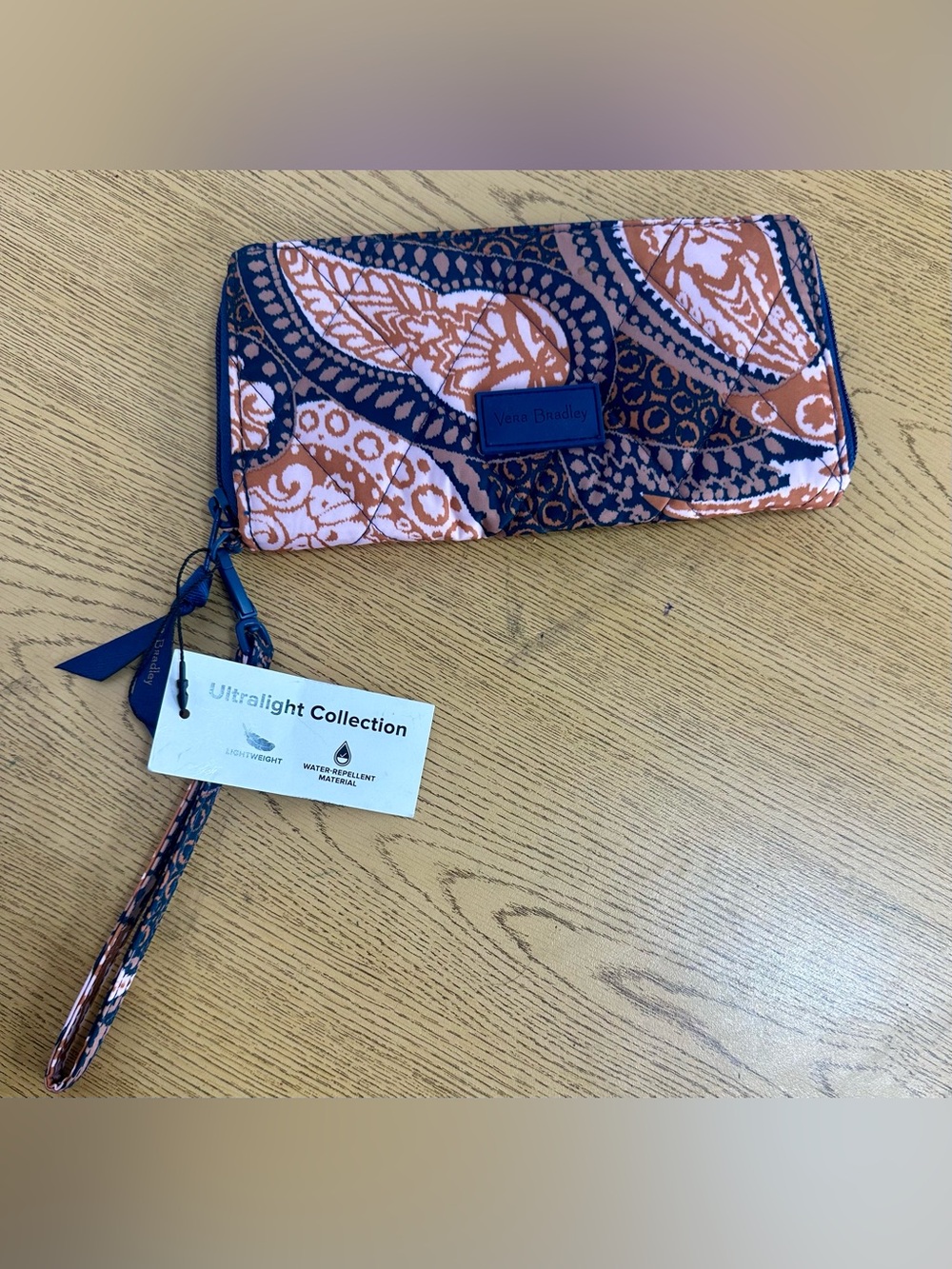 Vera Bradley Ultralight RFID Accordion Wristlet in Fern Paisley. NWT